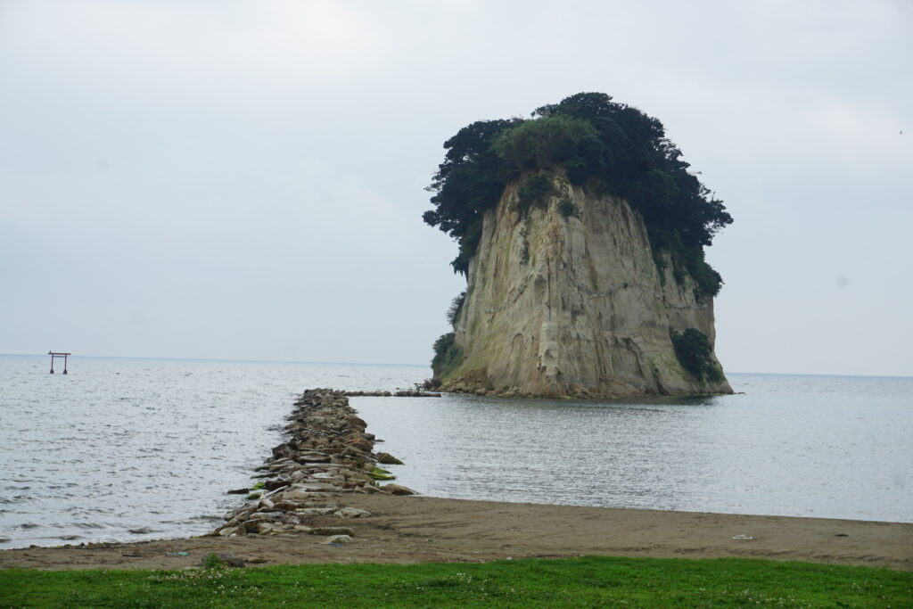 島へと続く一本道　見附島　石川県珠洲市　軍艦島　渡れる時間